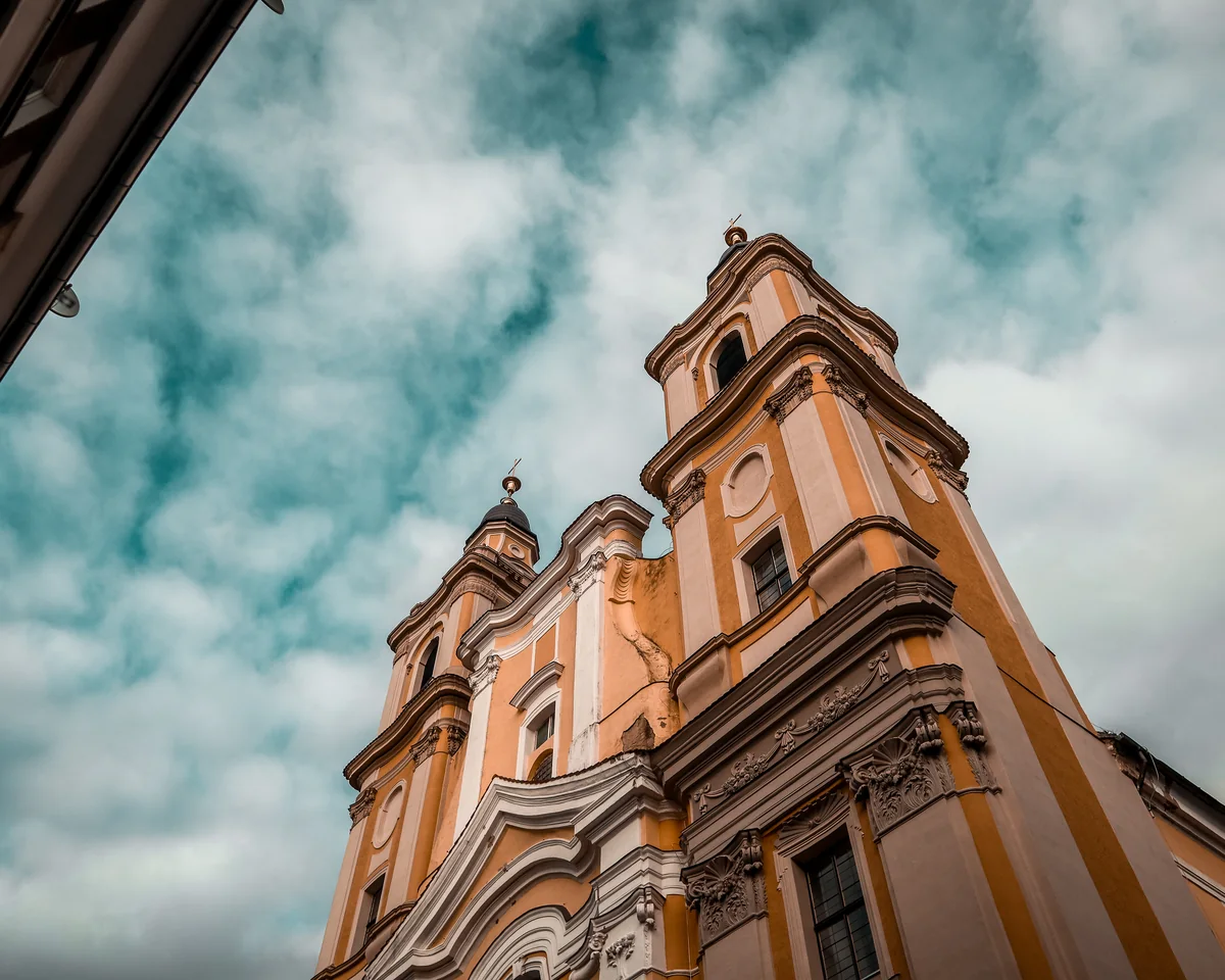 Zabytkowa kolegiata w Głogowie na tle dramatycznego nieba